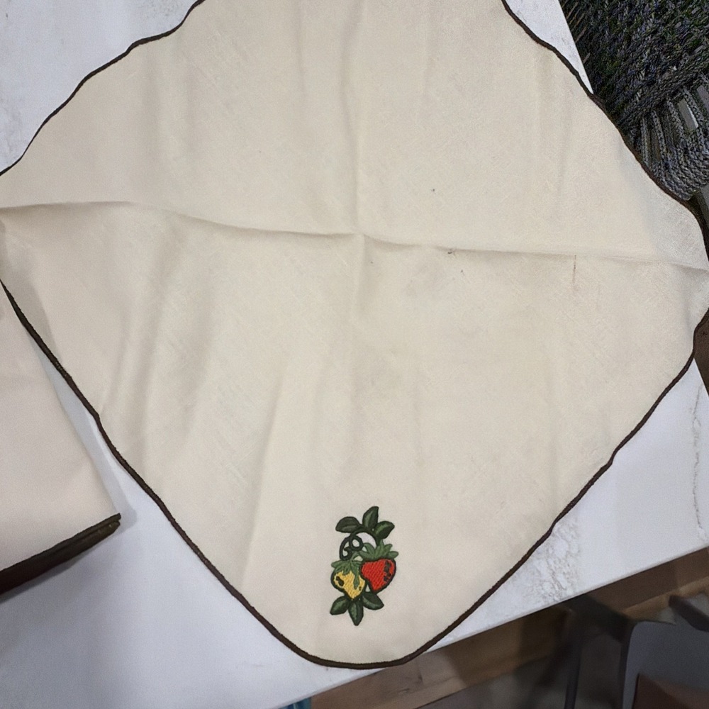 Vintage Sears Strawberry Applique Fabric Napkins Set of 4 17"x17" - Picture 3 of 4